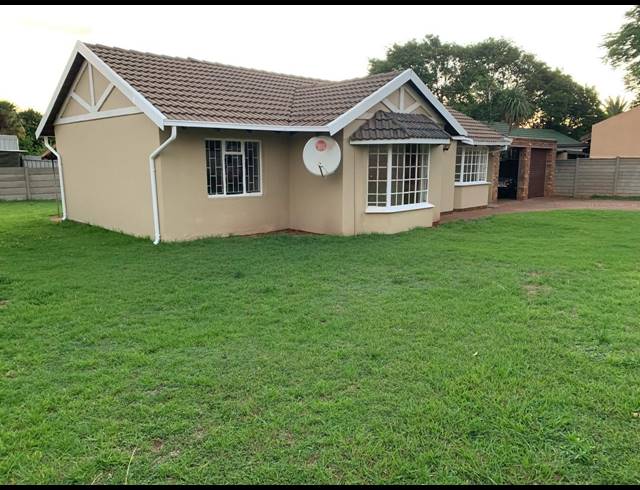 3 BEDROOM FREEHOLD FOR SALE IN LEACHVILLE EXT 1